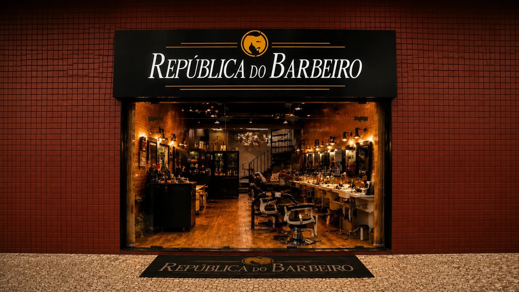 Fachada da República do Barbeiro à noite com a equipe na porta, Água Verde, Curitiba